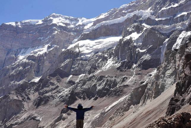 Prestando a devida reverência à imponente parede sul do Aconcágua, a 4.300 metros de altitude, na região de Mendoza, no oeste da Argentina